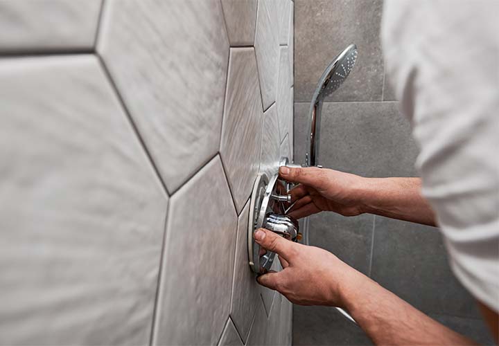 Installation d'une colonne de douche encastrée