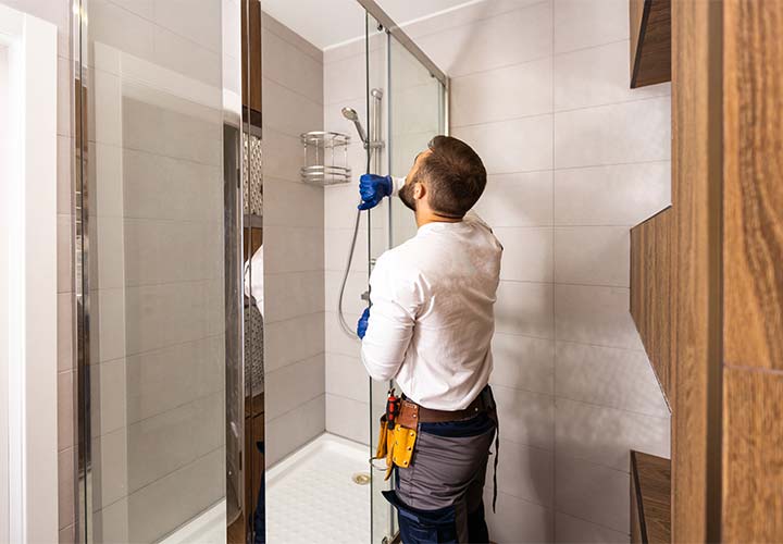 Installation d'une douche avec parois en verre