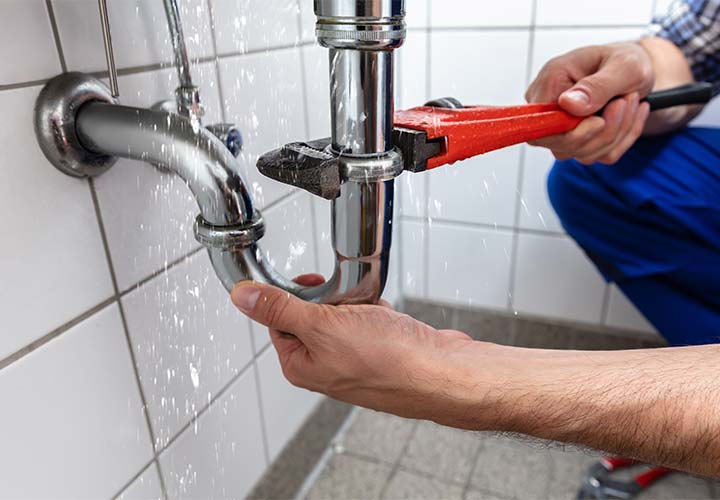 Réparation d'une fuite d'eau à une évacuation de lavabo