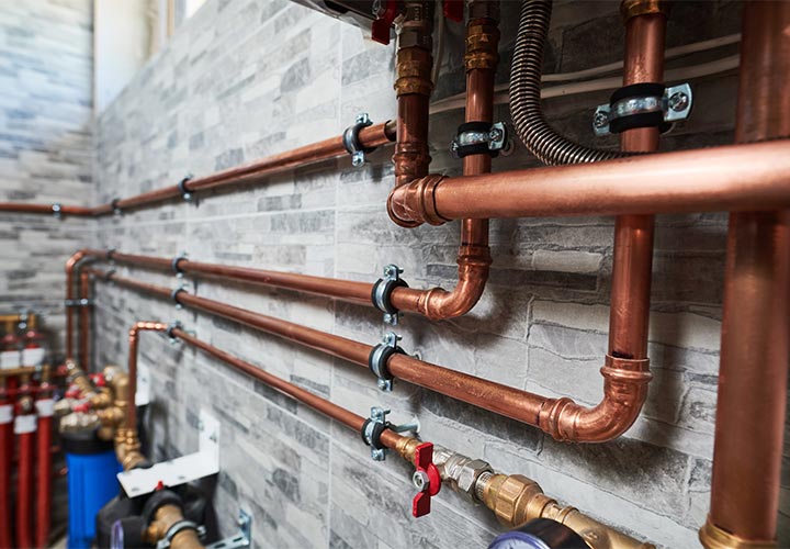 Tuyaux de cuivre d'une installation de plomberie